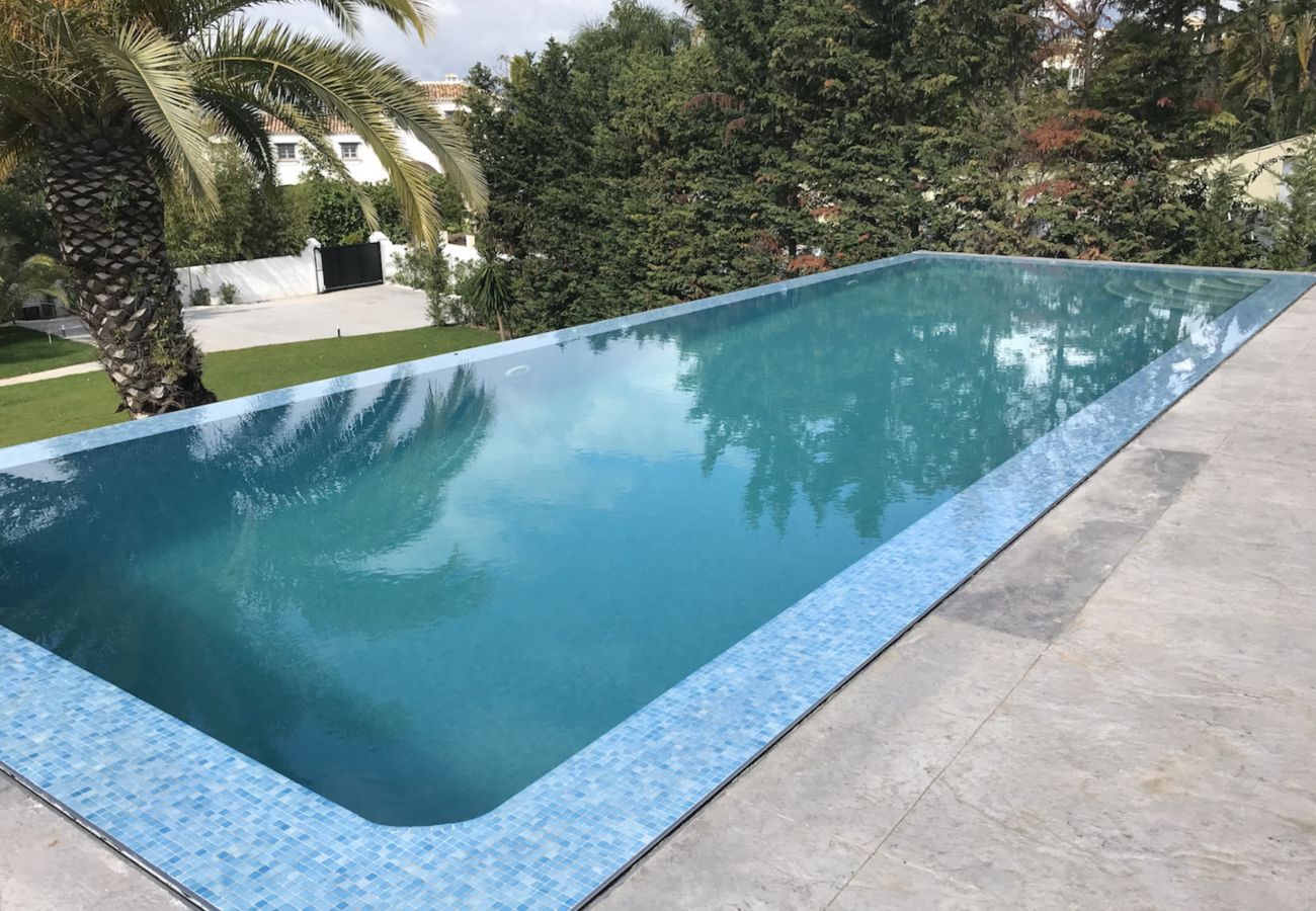 Villa en Marbella - 19999- ¡Villa lujosa y modernizada con piscina infinita!