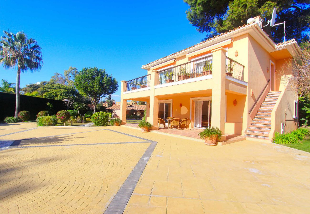 Villa en Estepona - Lujosa Villa Frente al Mar en El Paraíso con Piscina Privada