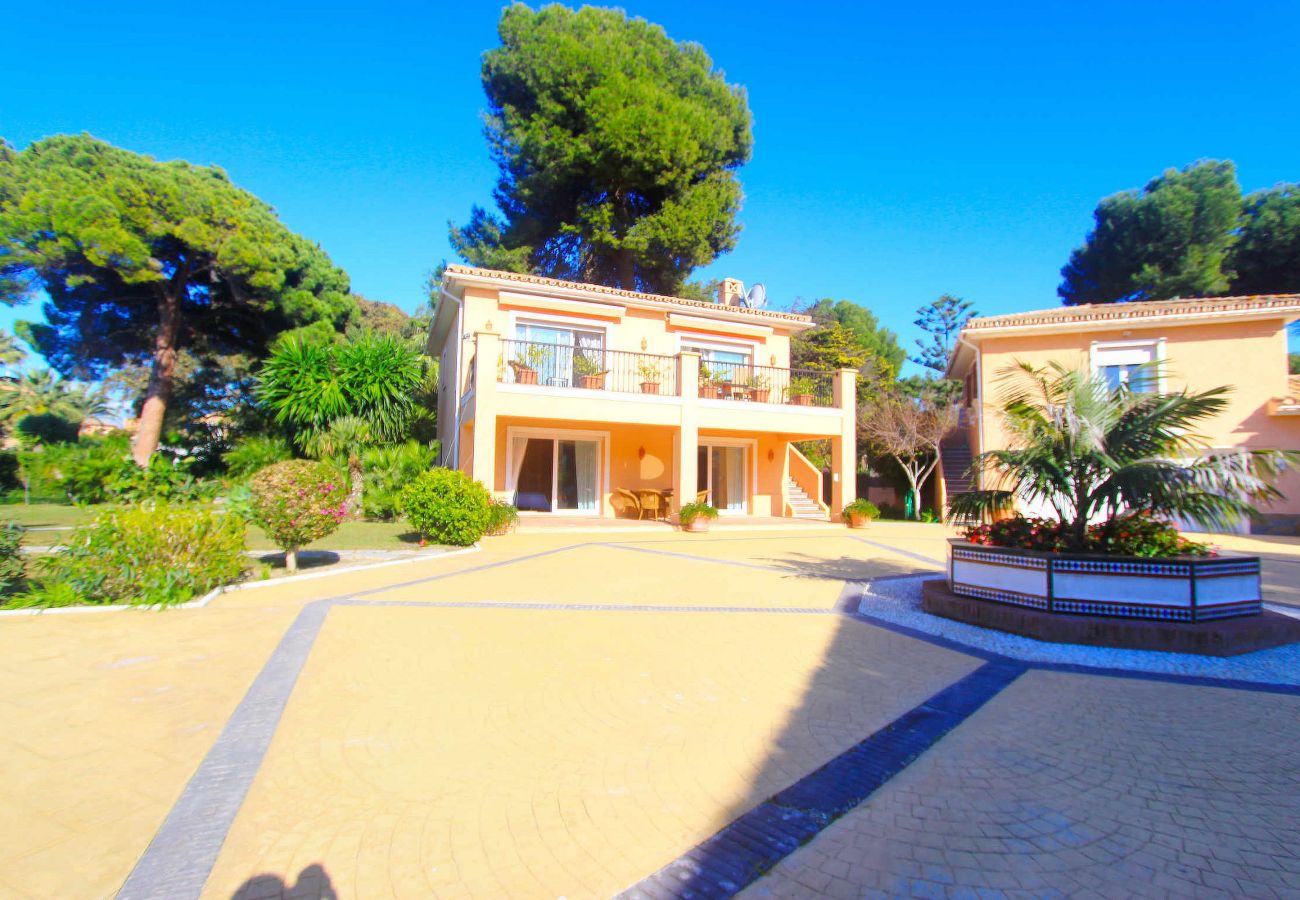 Villa en Estepona - Lujosa Villa Frente al Mar en El Paraíso con Piscina Privada