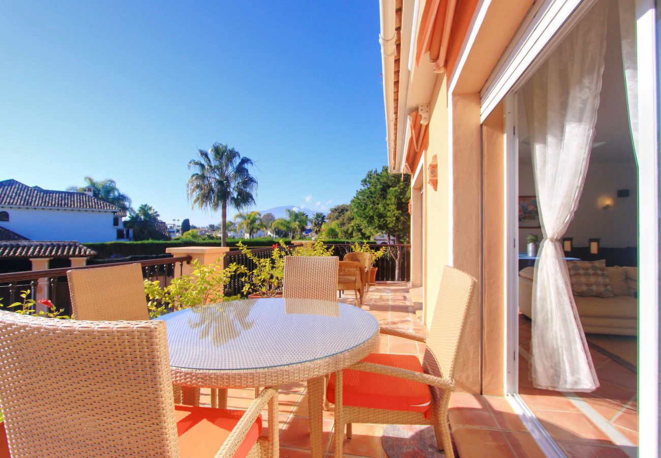 Villa en Estepona - Lujosa Villa Frente al Mar en El Paraíso con Piscina Privada