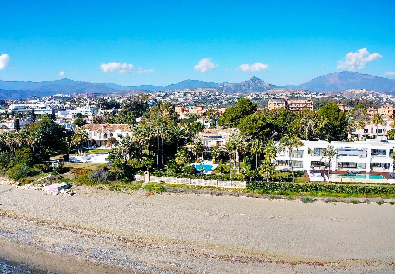 Villa en Estepona - Lujosa Villa Frente al Mar en El Paraíso con Piscina Privada