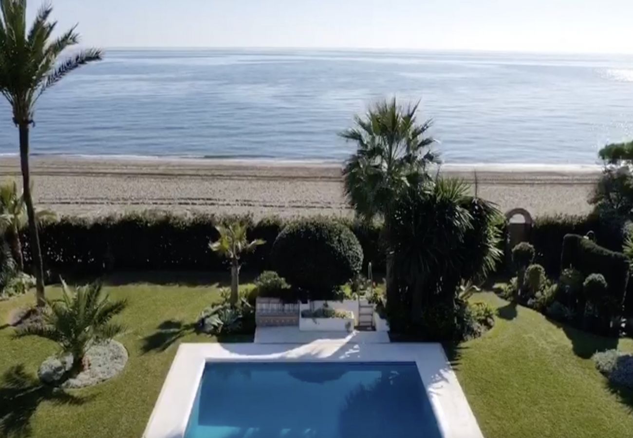 Villa en Estepona - Lujosa Villa Frente al Mar en El Paraíso con Piscina Privada