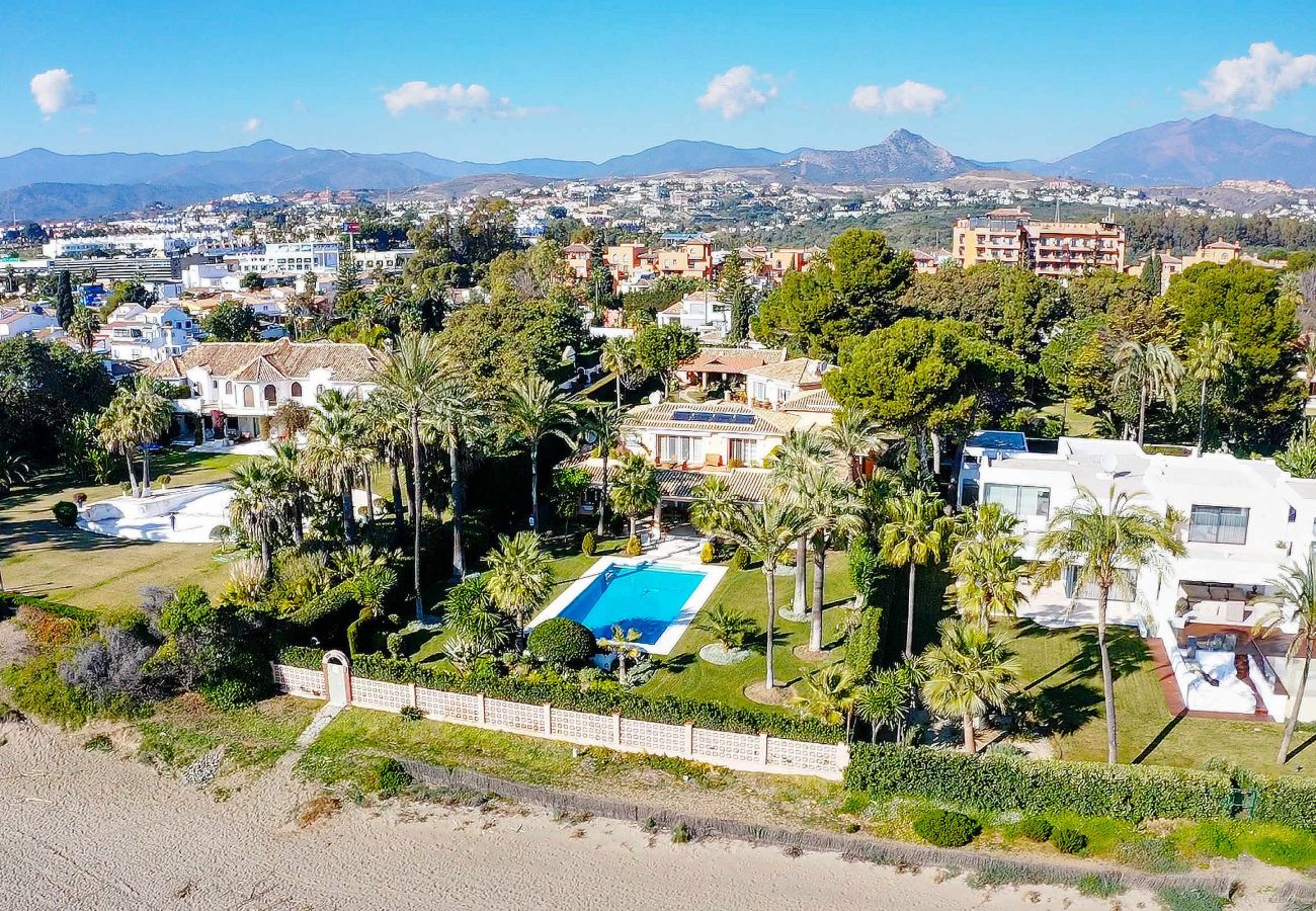 Villa en Estepona - Lujosa Villa Frente al Mar en El Paraíso con Piscina Privada