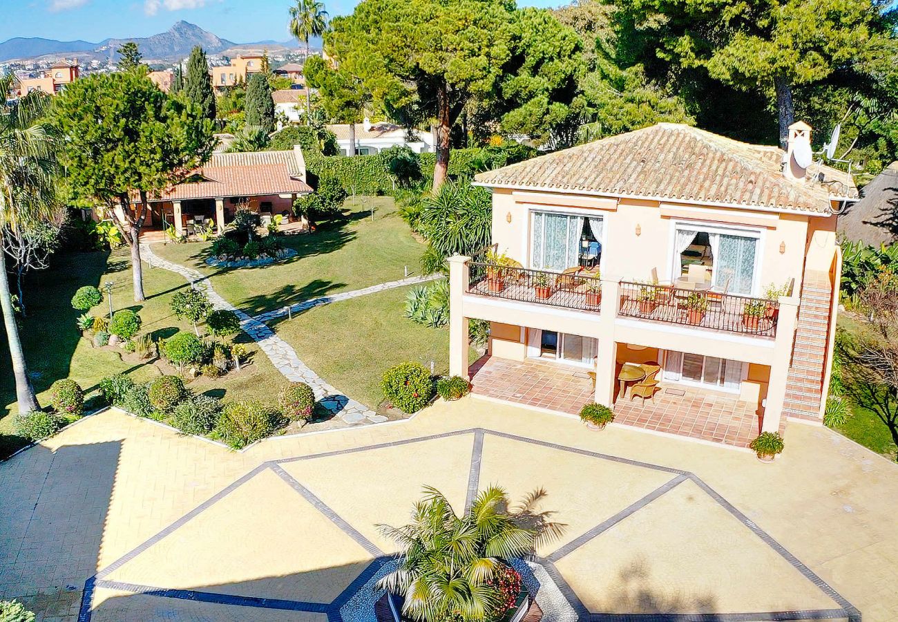 Villa en Estepona - Lujosa Villa Frente al Mar en El Paraíso con Piscina Privada