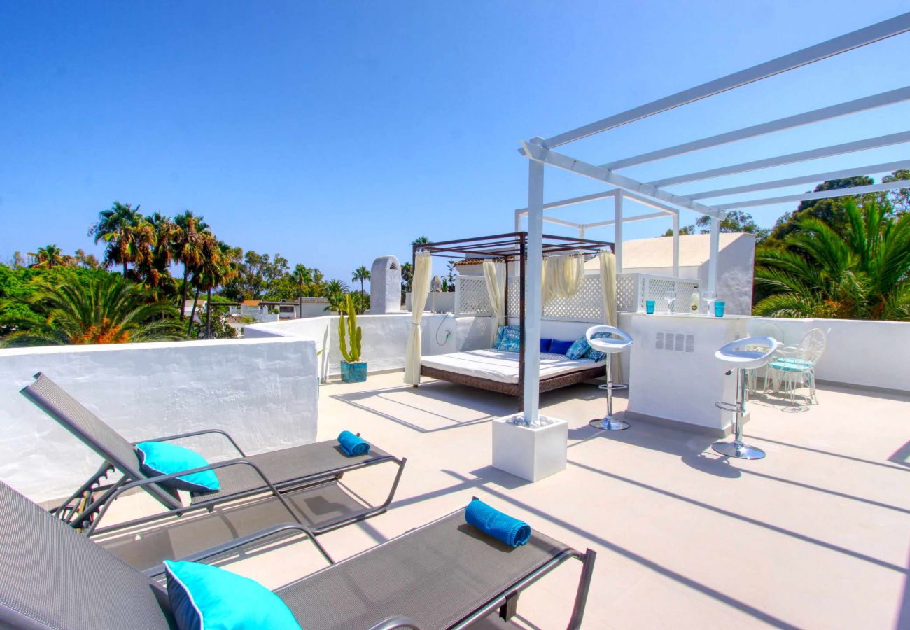 Apartamento en Marbella - Lujo en Golden Beach: Apartamentos con Vistas Impresionantes