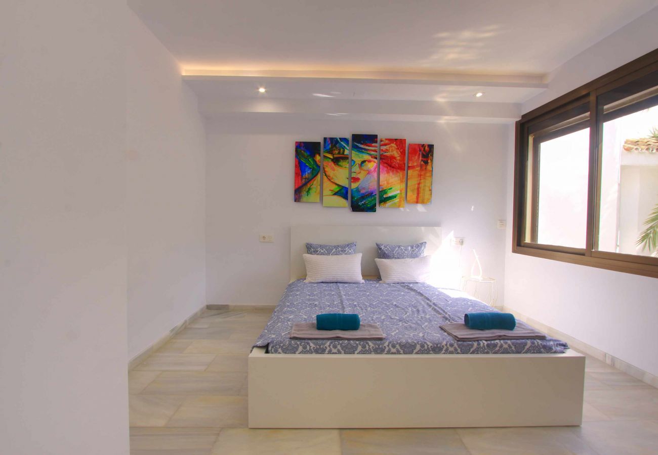 Apartamento en Marbella - Lujo en Golden Beach: Apartamentos con Vistas Impresionantes