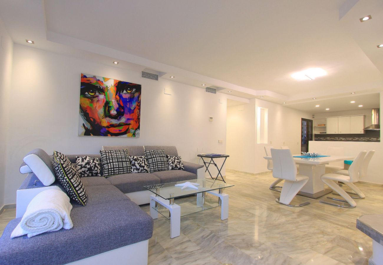 Apartamento en Marbella - Lujo en Golden Beach: Apartamentos con Vistas Impresionantes