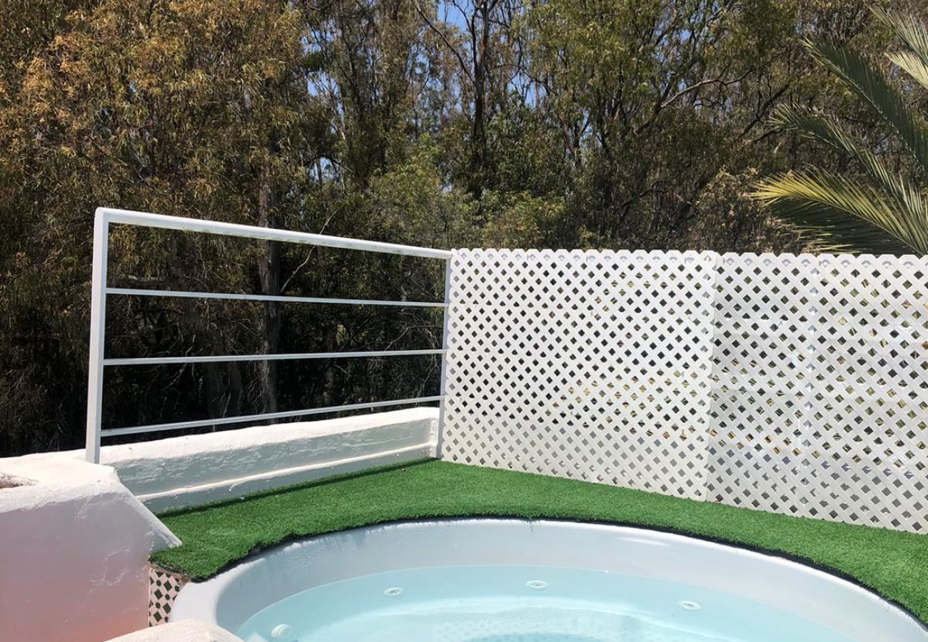 Apartamento en Marbella - Ático de Lujo en Primera Línea de Playa con Jacuzzi