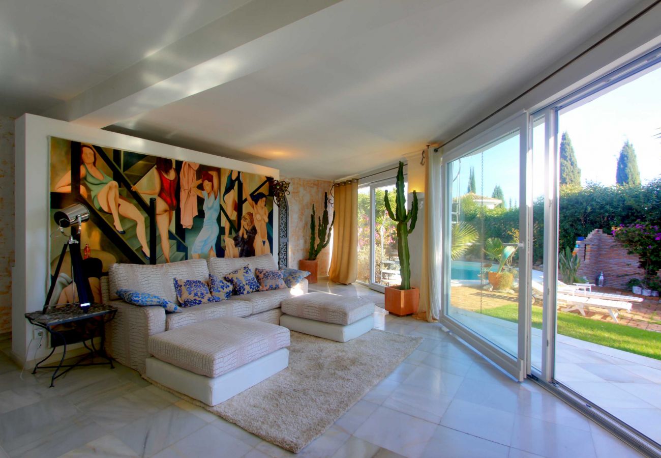 Villa en Marbella - Elegante Villa con Jardín, Piscina Climatizada y Diseño Espacioso