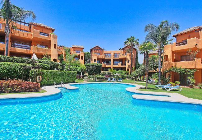 Apartamento en Estepona - 1132 Relajante Apartamento en Bel Air con Vistas a la Piscina y Jardines