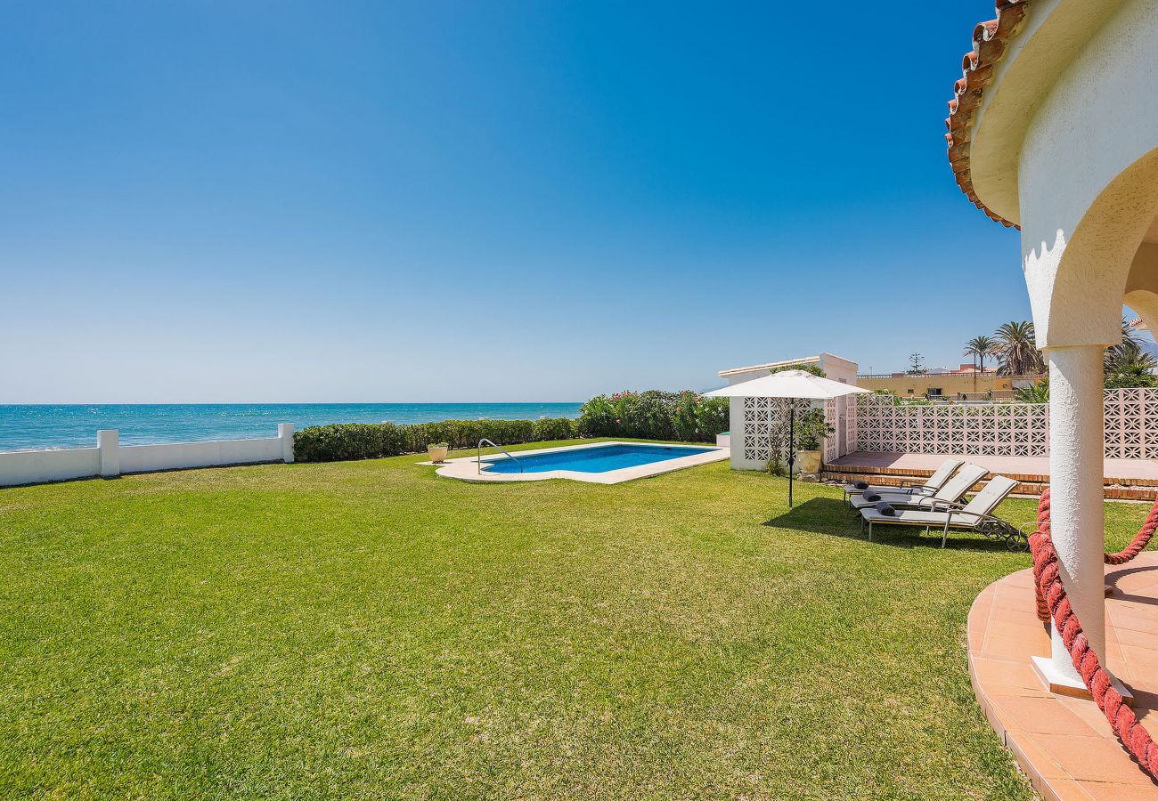 Villa en Marbella - 1100 Increíble Villa Frente al Mar en Marbesa con Piscina y Jardín