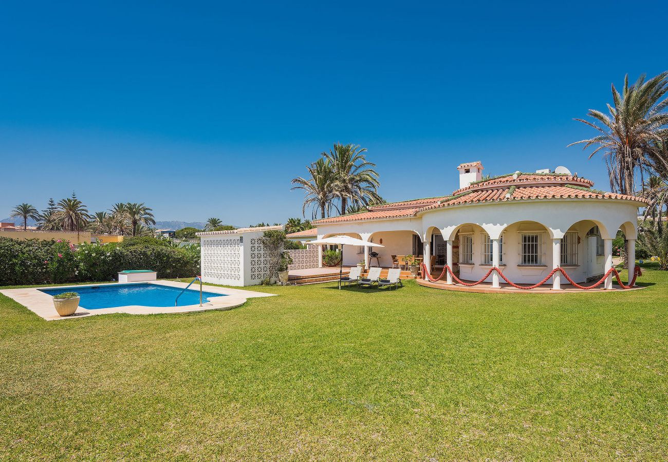 Villa en Marbella - 1100 Increíble Villa Frente al Mar en Marbesa con Piscina y Jardín