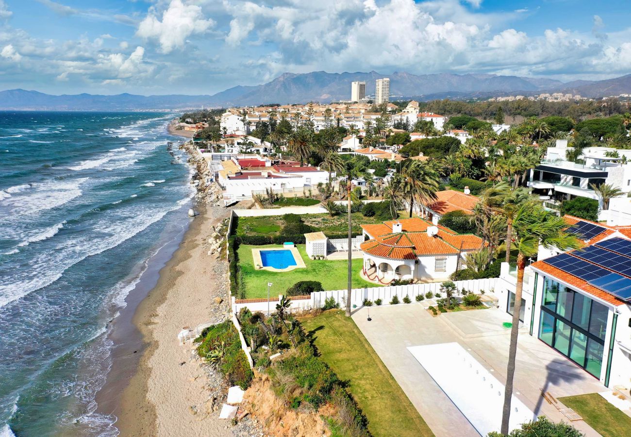 Villa en Marbella - 1100 Increíble Villa Frente al Mar en Marbesa con Piscina y Jardín