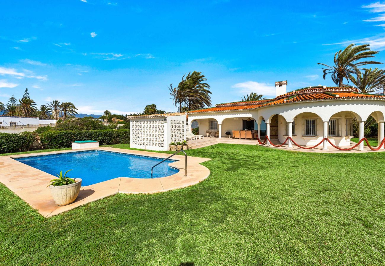 Villa en Marbella - 1100 Increíble Villa Frente al Mar en Marbesa con Piscina y Jardín