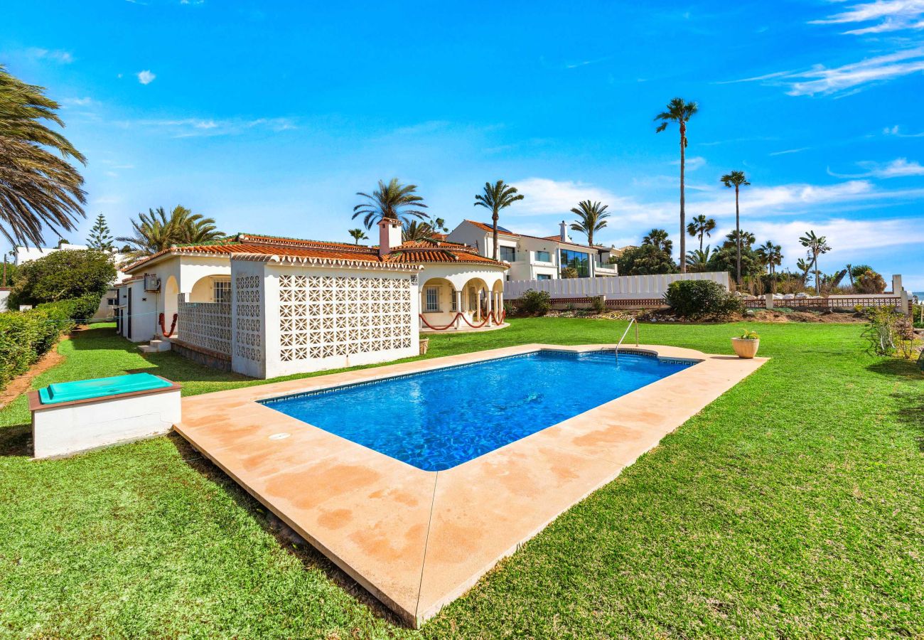 Villa en Marbella - 1100 Increíble Villa Frente al Mar en Marbesa con Piscina y Jardín