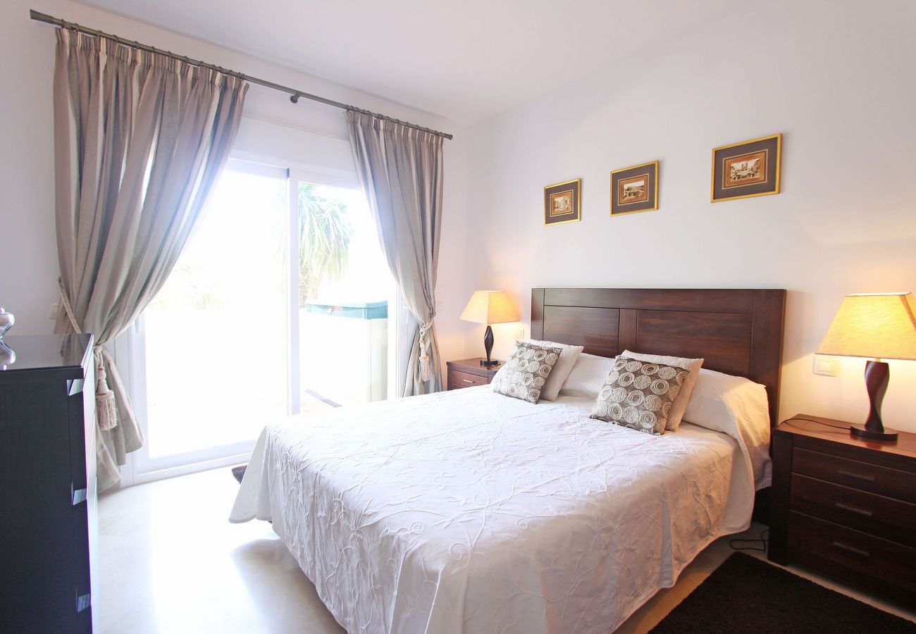 Apartamento en Estepona - 1126 Elegante Apartamento con Terraza junto a la Playa