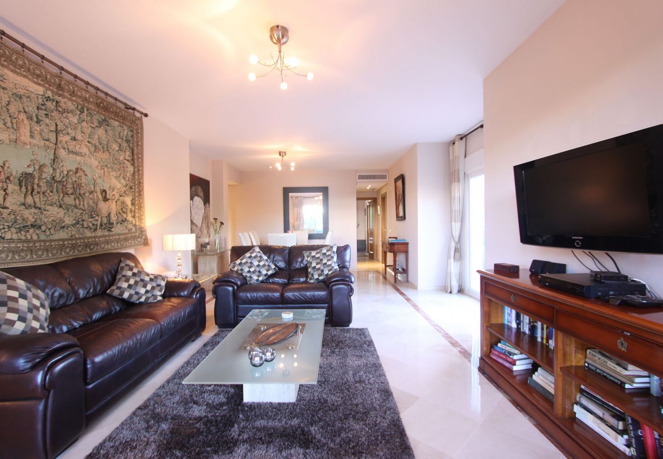 Apartamento en Estepona - 1126 Elegante Apartamento con Terraza junto a la Playa