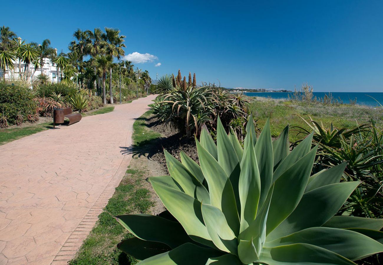 Apartamento en Estepona - Elegante Apartamento con Terraza junto a la Playa