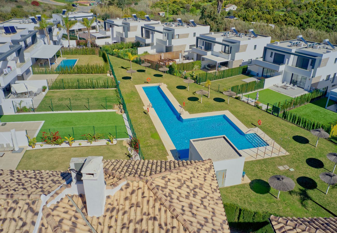 Casa en Estepona - Villa Moderna de Lujo con Piscina y Jardín