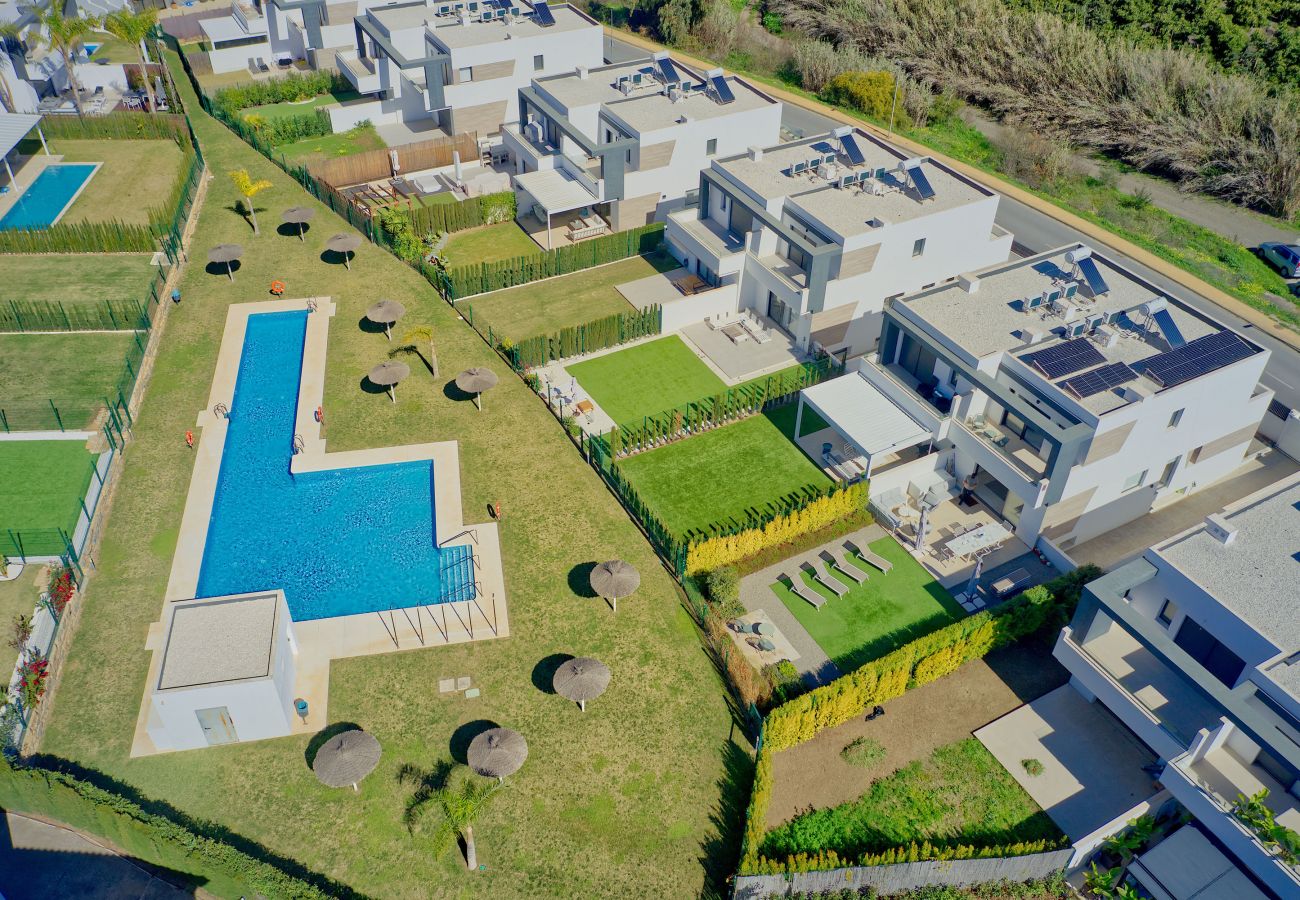 Casa en Estepona - Villa Moderna de Lujo con Piscina y Jardín