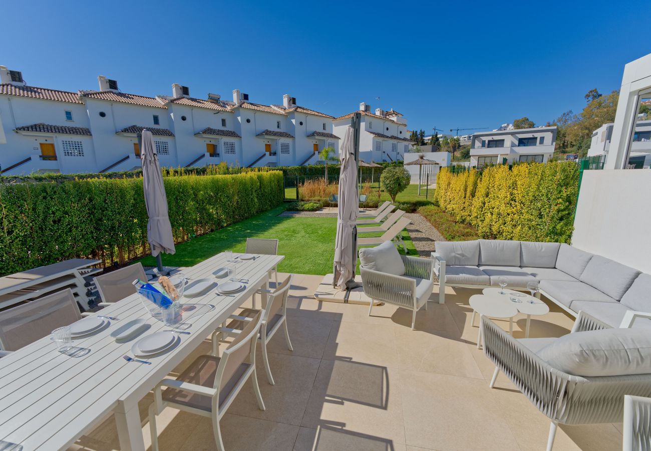 Casa en Estepona - Villa Moderna de Lujo con Piscina y Jardín