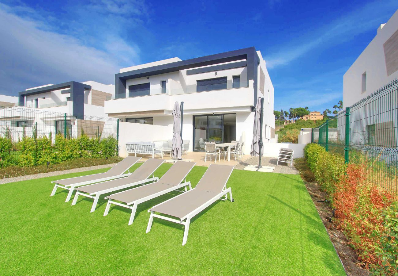 Casa en Estepona - Villa Moderna de Lujo con Piscina y Jardín