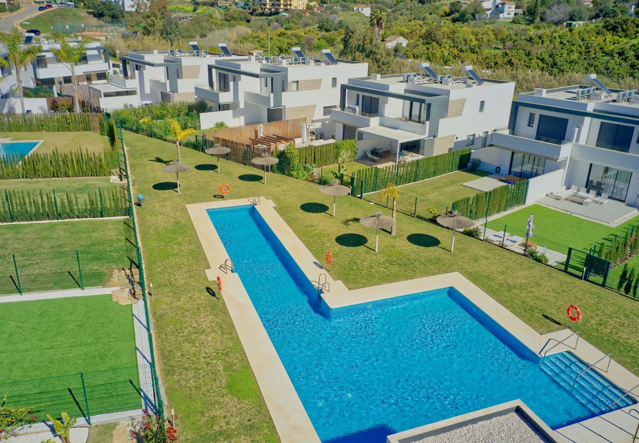 Casa en Estepona - Villa Moderna de Lujo con Piscina y Jardín