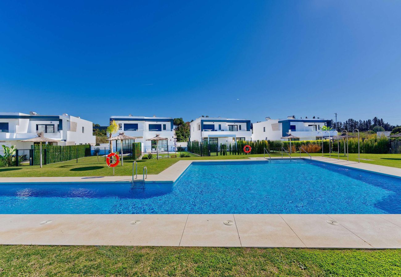 Casa en Estepona - Villa Moderna de Lujo con Piscina y Jardín