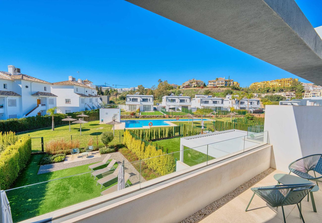 Casa en Estepona - Villa Moderna de Lujo con Piscina y Jardín