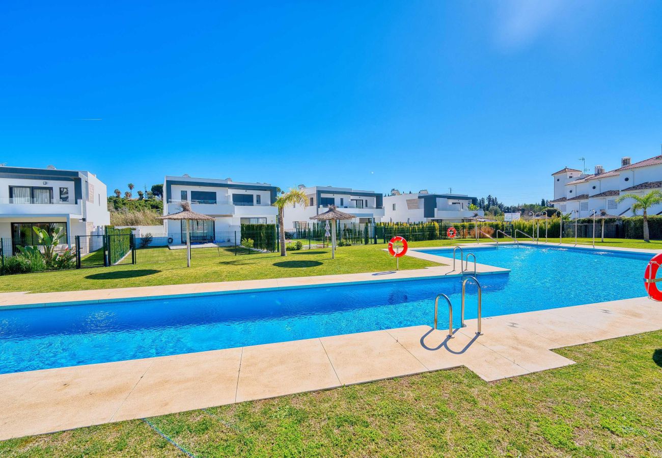 Casa en Estepona - Villa Moderna de Lujo con Piscina y Jardín