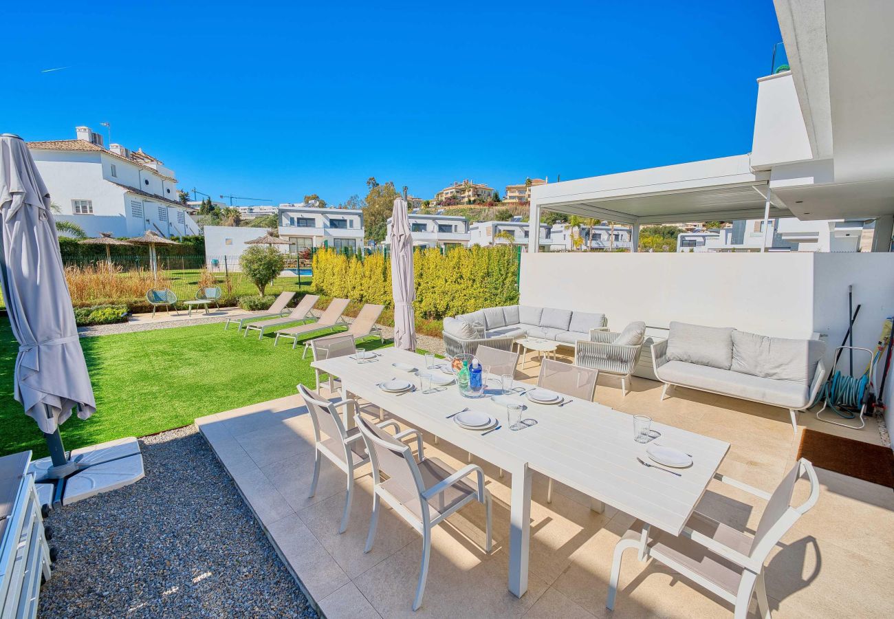 Casa en Estepona - Villa Moderna de Lujo con Piscina y Jardín