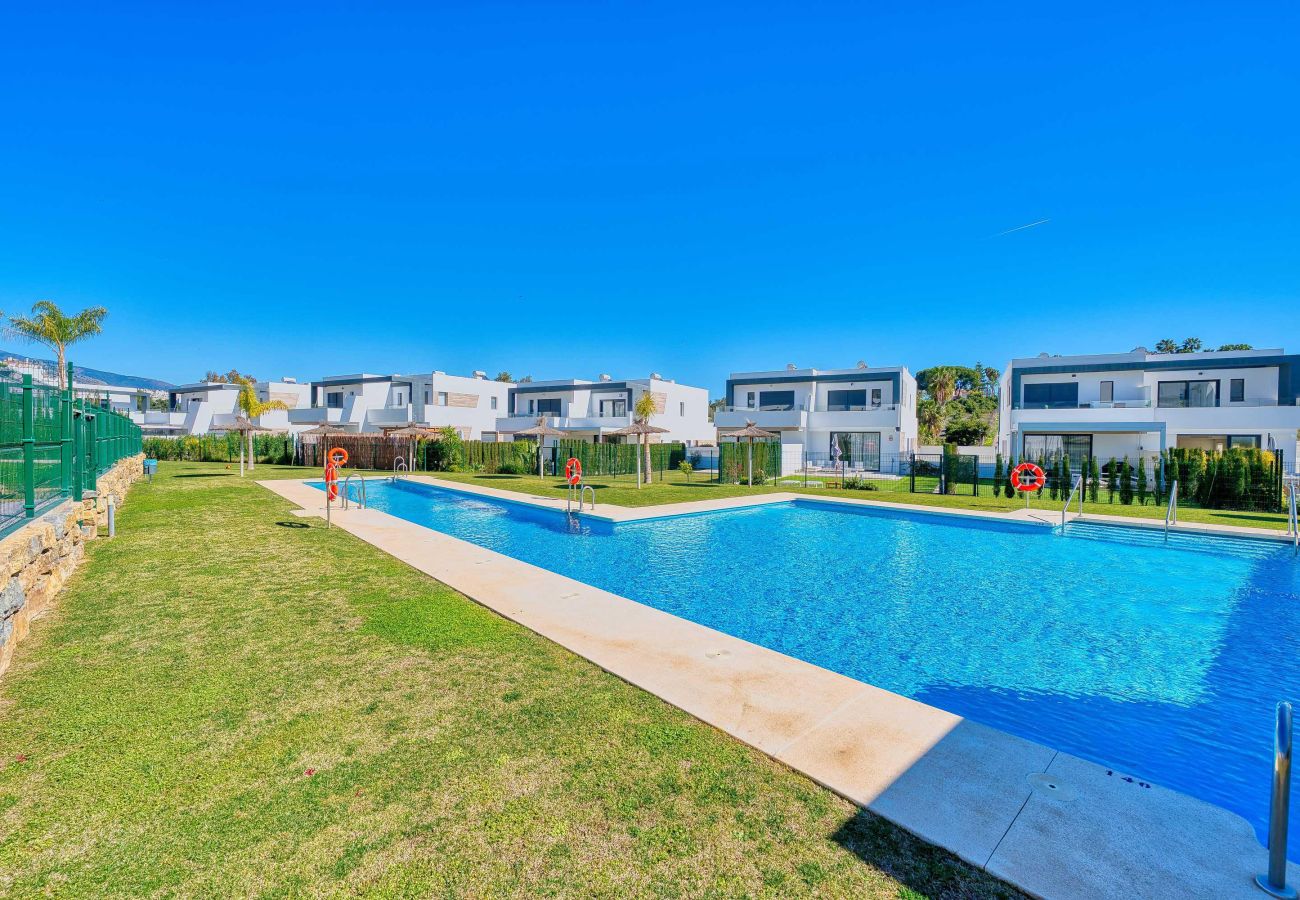 Casa en Estepona - Villa Moderna de Lujo con Piscina y Jardín