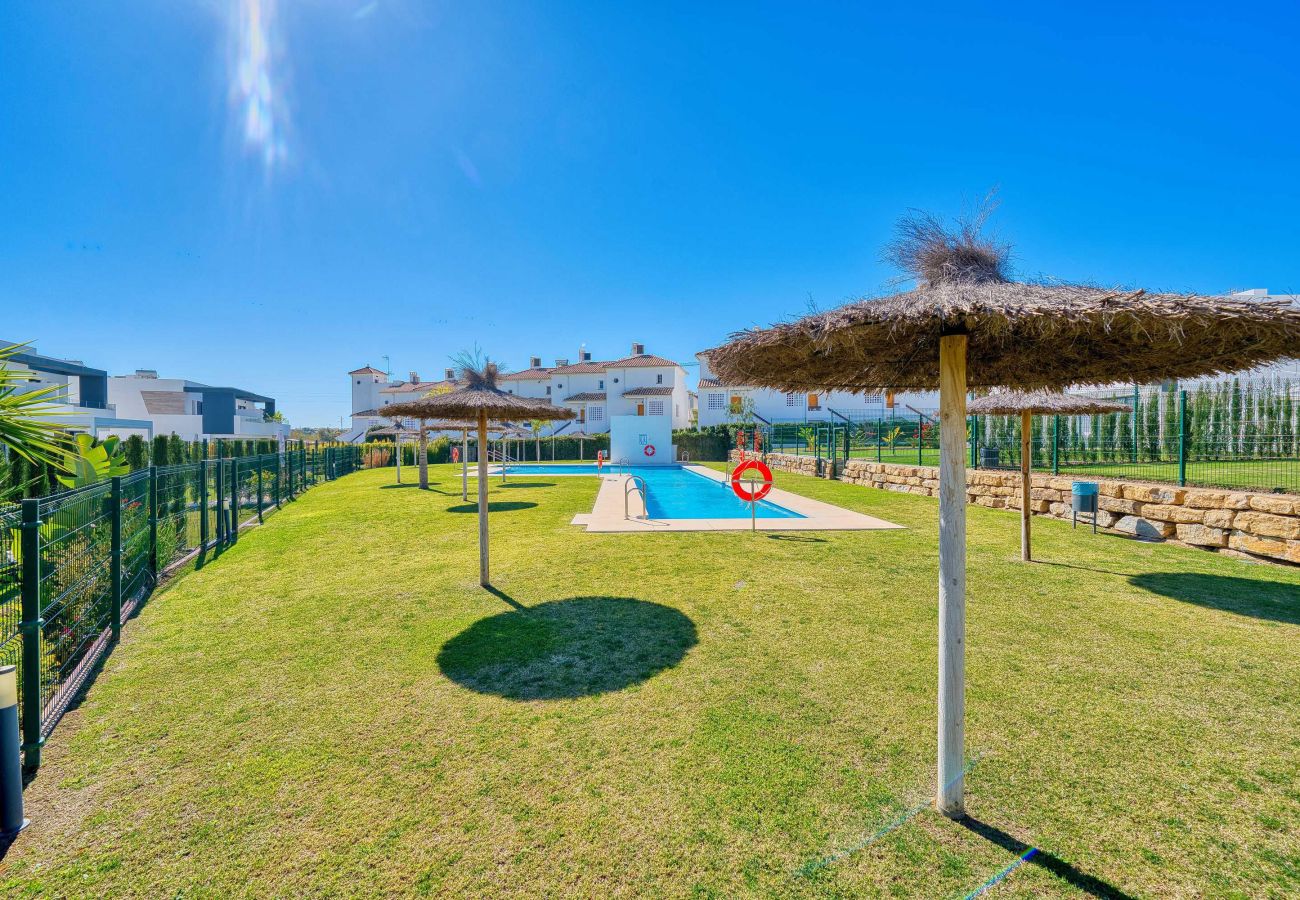 Casa en Estepona - Villa Moderna de Lujo con Piscina y Jardín