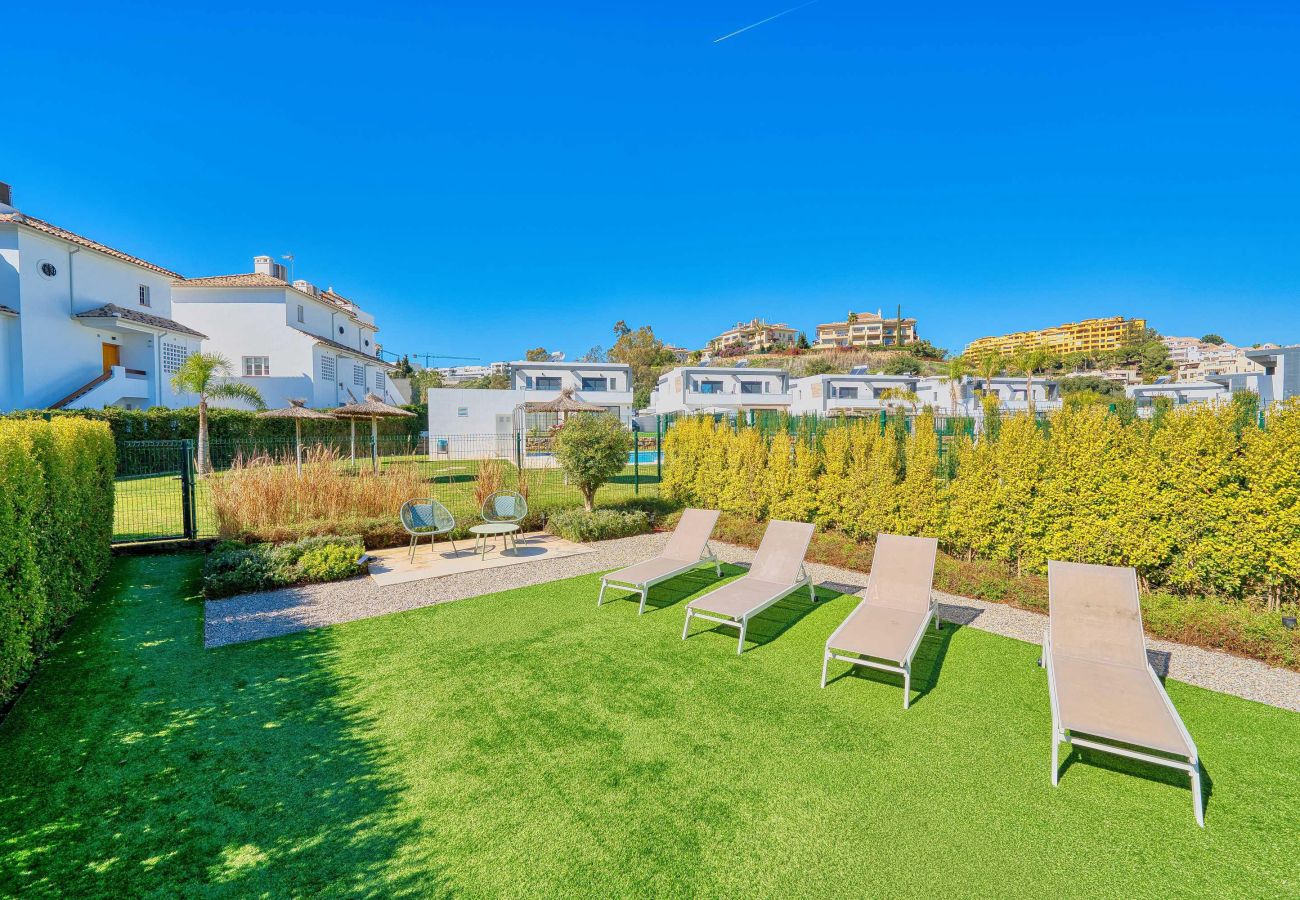 Casa en Estepona - Villa Moderna de Lujo con Piscina y Jardín