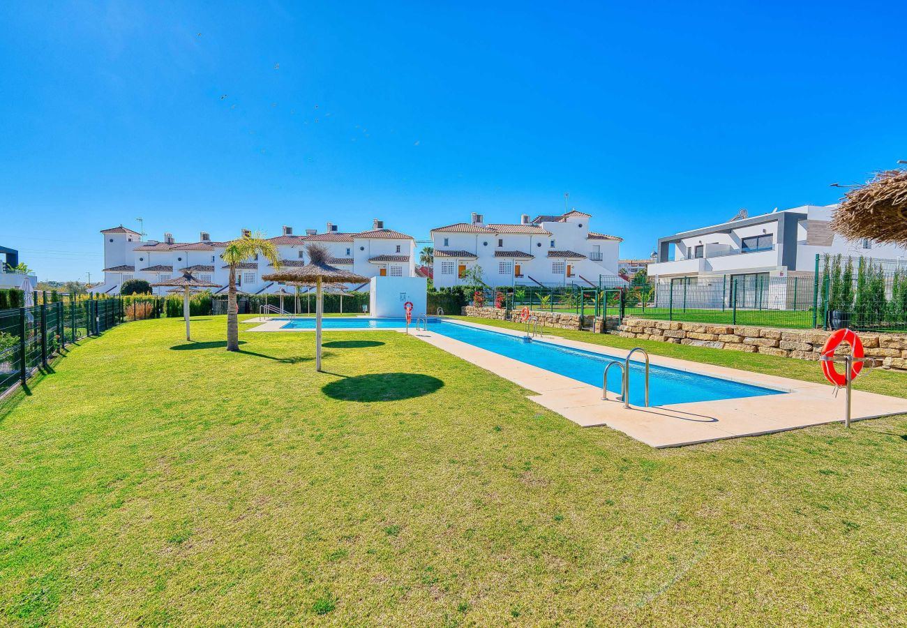 Casa en Estepona - Villa Moderna de Lujo con Piscina y Jardín