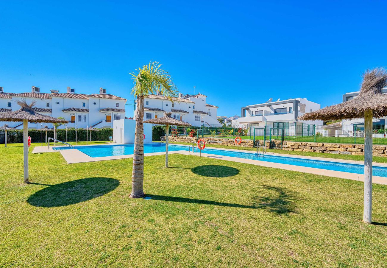 Casa en Estepona - Villa Moderna de Lujo con Piscina y Jardín