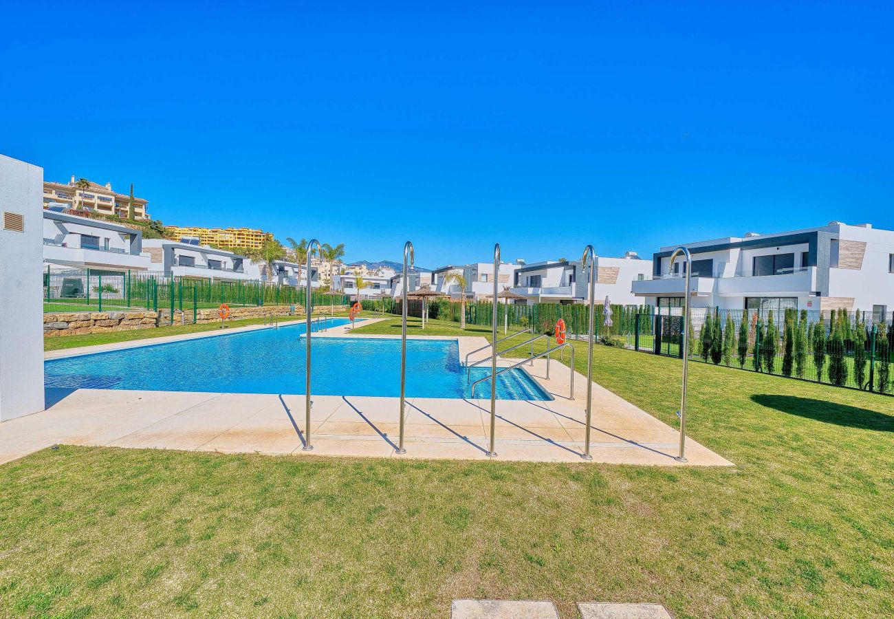 Casa en Estepona - Villa Moderna de Lujo con Piscina y Jardín