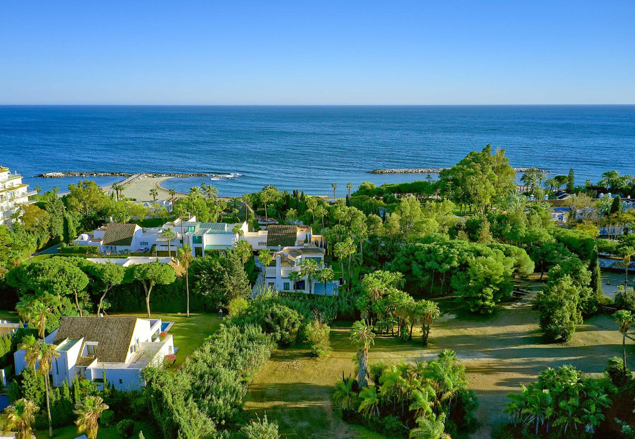 Villa en Marbella - Villa Moderna de Lujo con Piscina Climatizada en Puerto Banús