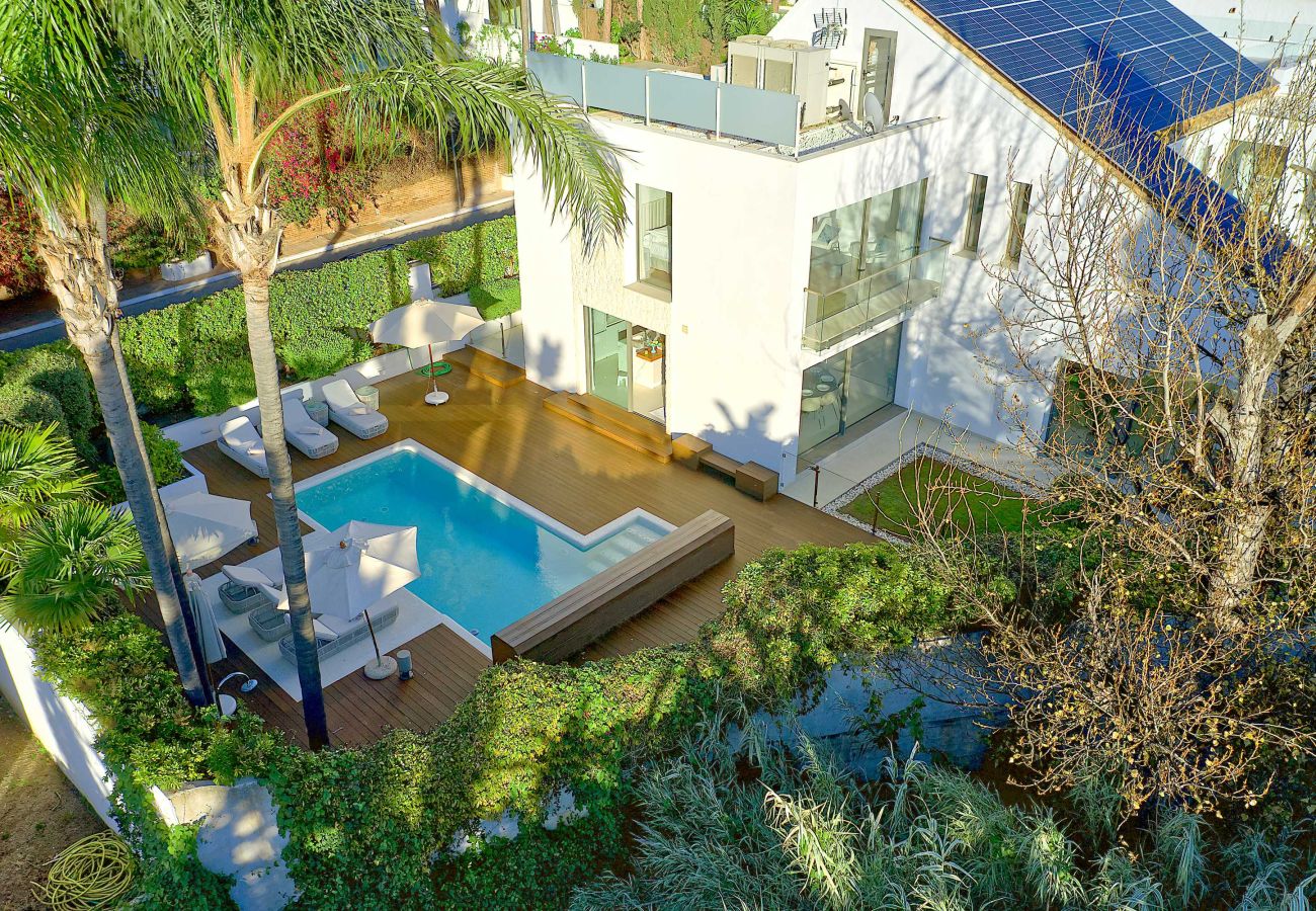 Villa en Marbella - Villa Moderna de Lujo con Piscina Climatizada en Puerto Banús