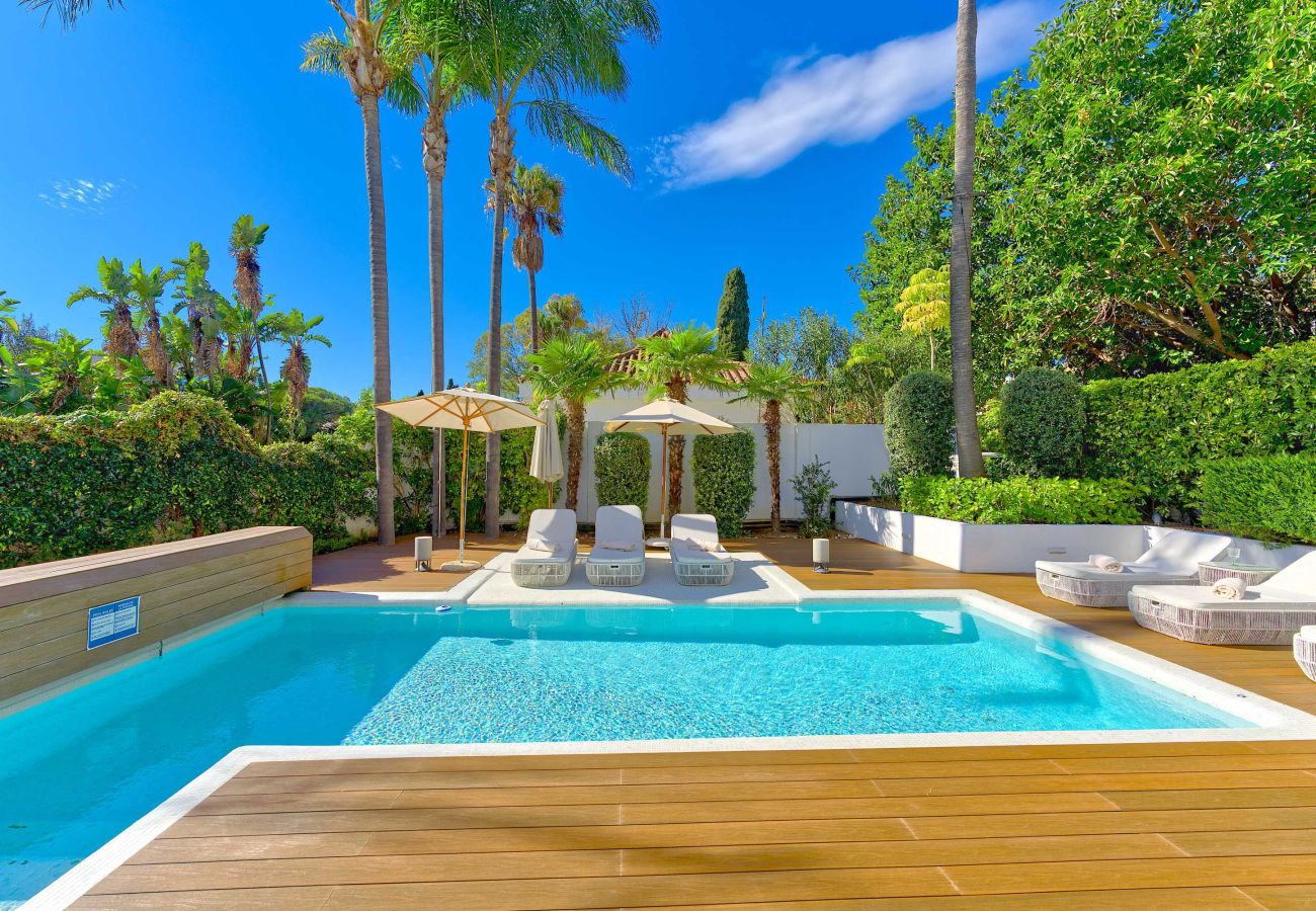 Villa en Marbella - Villa Moderna de Lujo con Piscina Climatizada en Puerto Banús