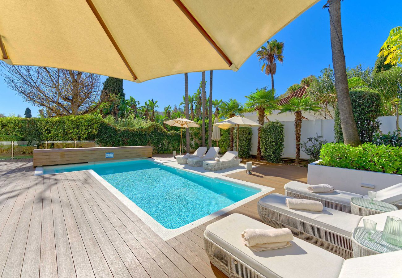 Villa en Marbella - Villa Moderna de Lujo con Piscina Climatizada en Puerto Banús