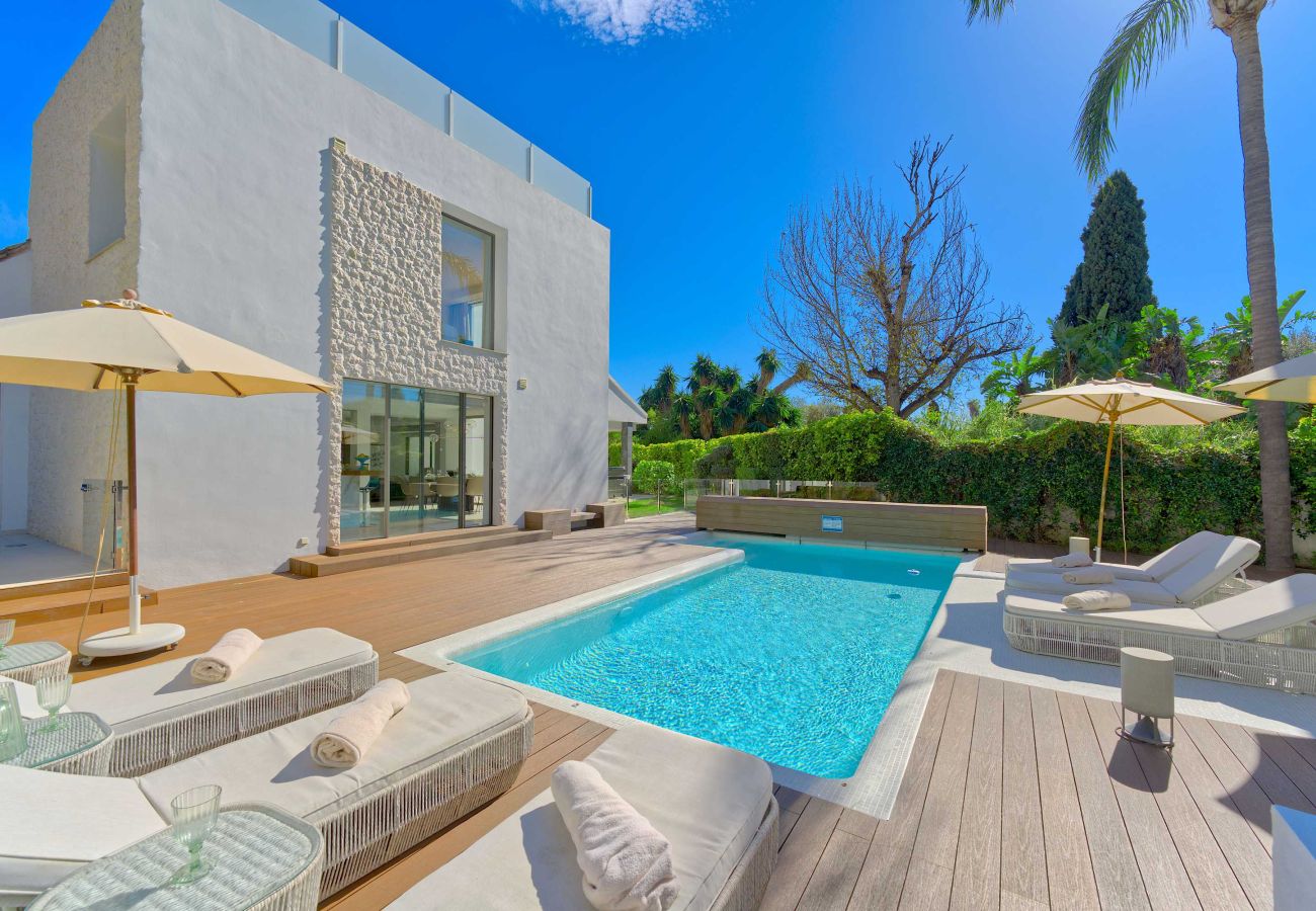 Villa en Marbella - Villa Moderna de Lujo con Piscina Climatizada en Puerto Banús