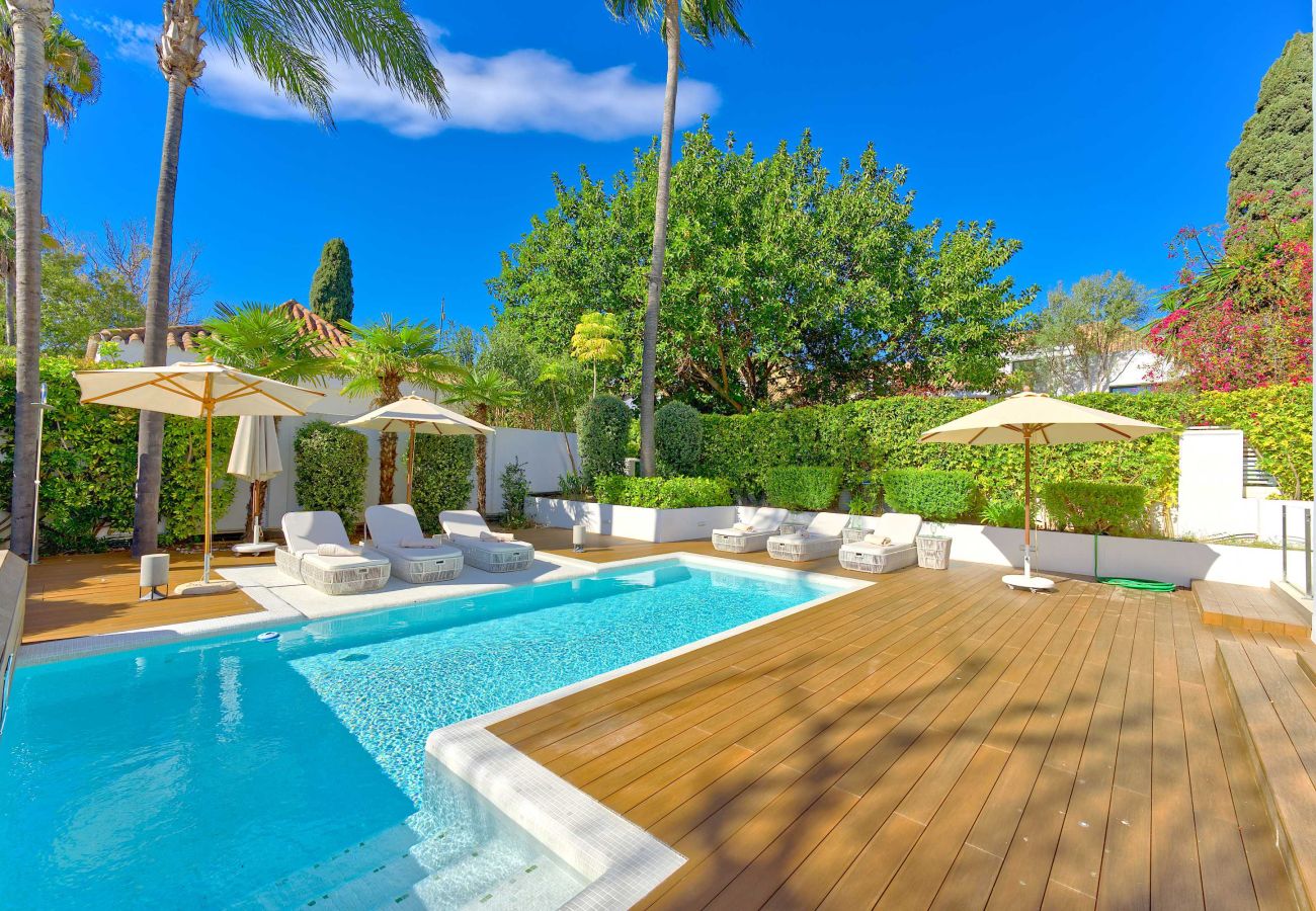 Villa en Marbella - Villa Moderna de Lujo con Piscina Climatizada en Puerto Banús