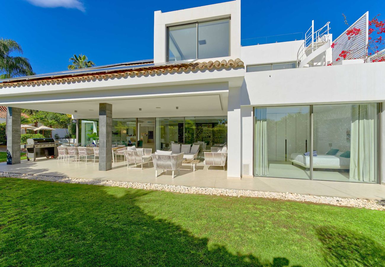 Villa en Marbella - Villa Moderna de Lujo con Piscina Climatizada en Puerto Banús