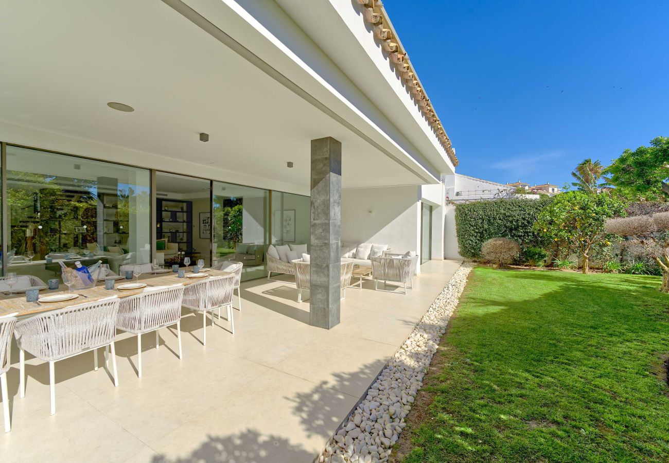 Villa en Marbella - Villa Moderna de Lujo con Piscina Climatizada en Puerto Banús