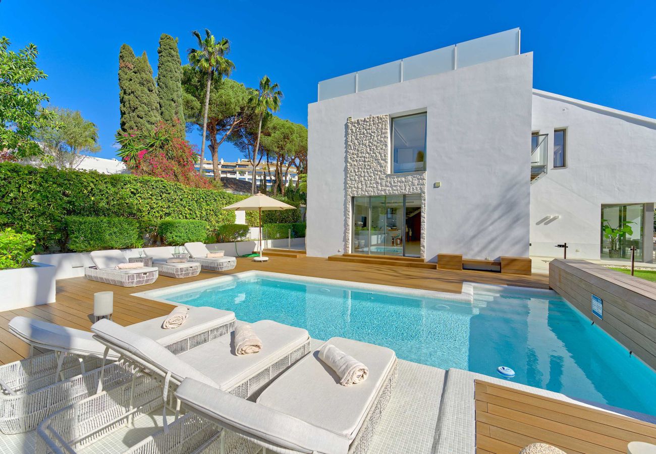 Villa en Marbella - Villa Moderna de Lujo con Piscina Climatizada en Puerto Banús