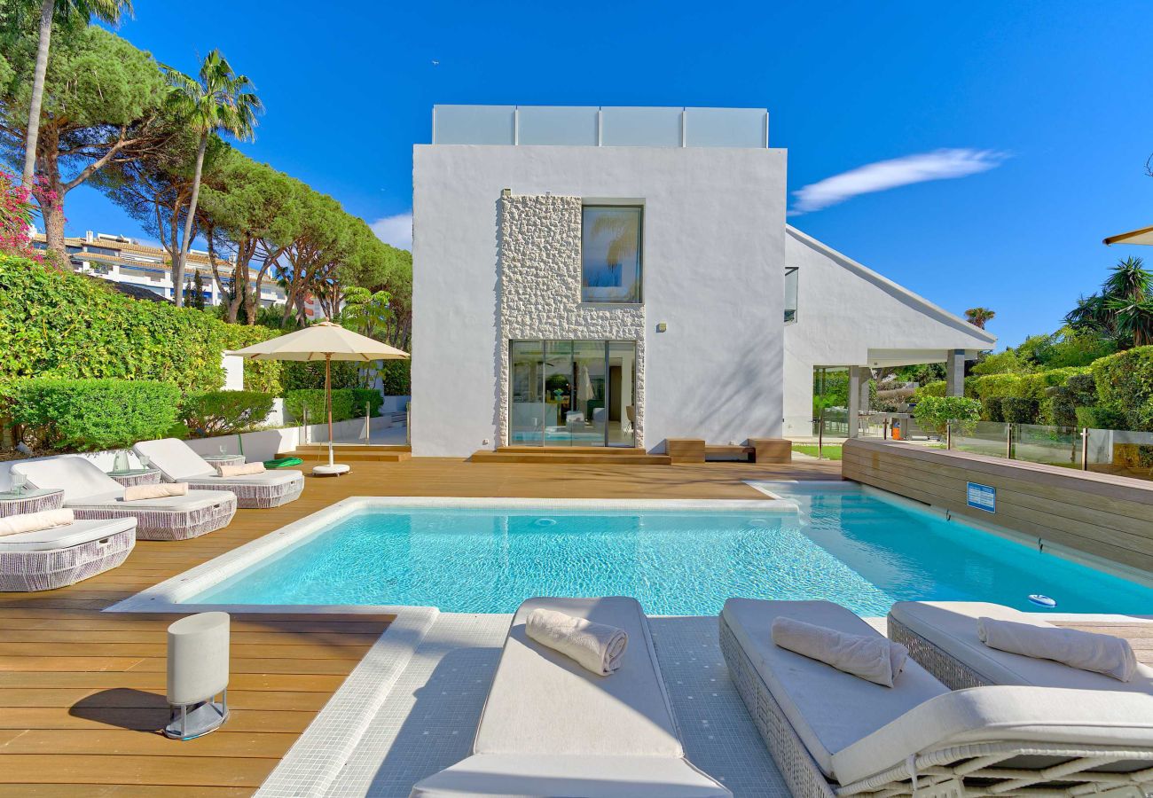 Villa en Marbella - Villa Moderna de Lujo con Piscina Climatizada en Puerto Banús