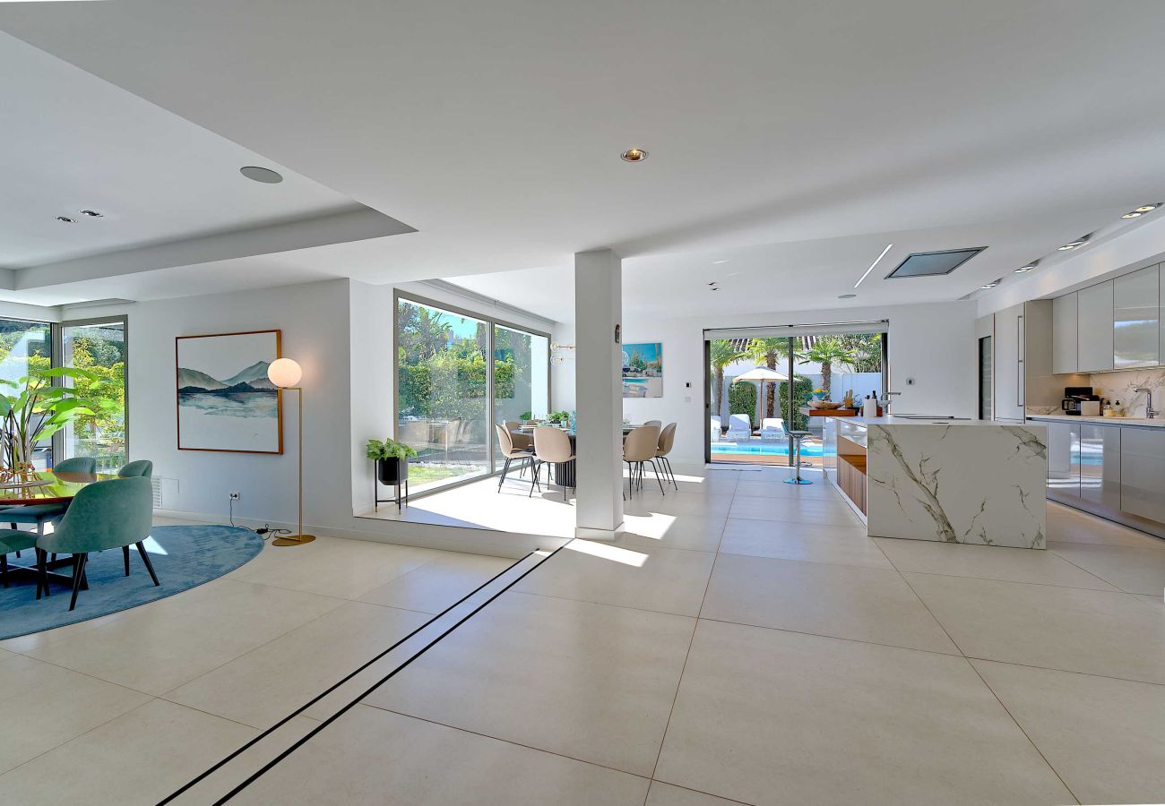 Villa en Marbella - Villa Moderna de Lujo con Piscina Climatizada en Puerto Banús