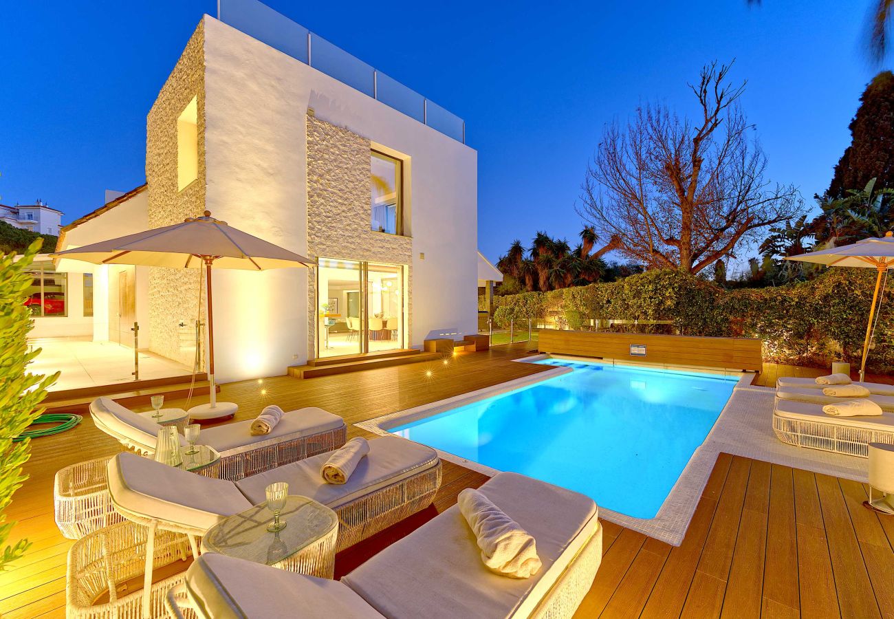 Villa en Marbella - Villa Moderna de Lujo con Piscina Climatizada en Puerto Banús