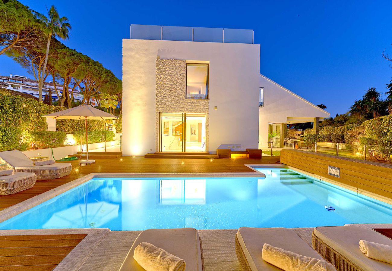 Villa en Marbella - Villa Moderna de Lujo con Piscina Climatizada en Puerto Banús